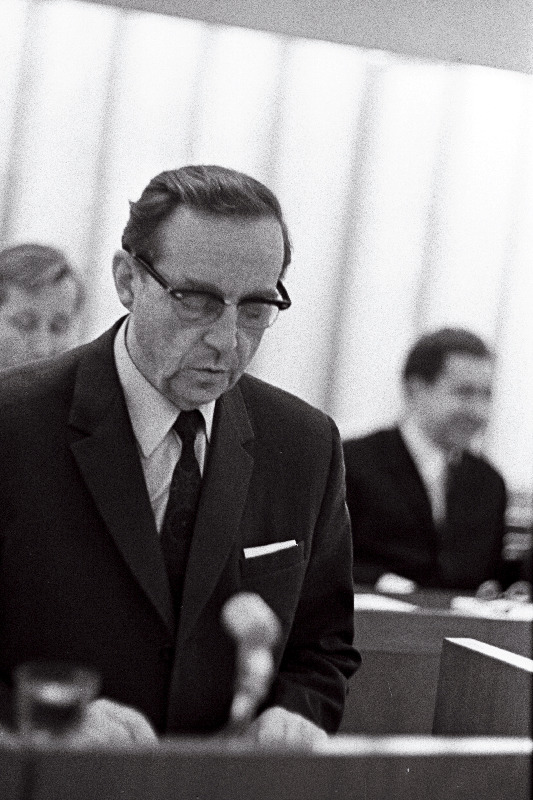 Eesti NSV Kirjastuskomitee esimehe asetäitja Leonid Parašin EKP Tallinna Linnakomitee V pleenumil sõnavõtuga esinemas.