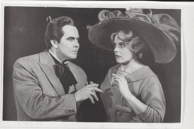 Stseen A. Liivese ja B. Kõrveri operetist "Laanelill" RT Vanemuises. Endel Aimre Augusti ja Leida Jürgens Maia Torgo osas.