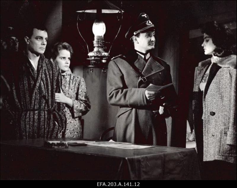 Näitlejad K. Lavrov (vasakult), V. Härm, M. Klooren ja Ü. Ulla filmistuudio Tallinnfilm mängufilmi Õhtust hommikuni võtetel.