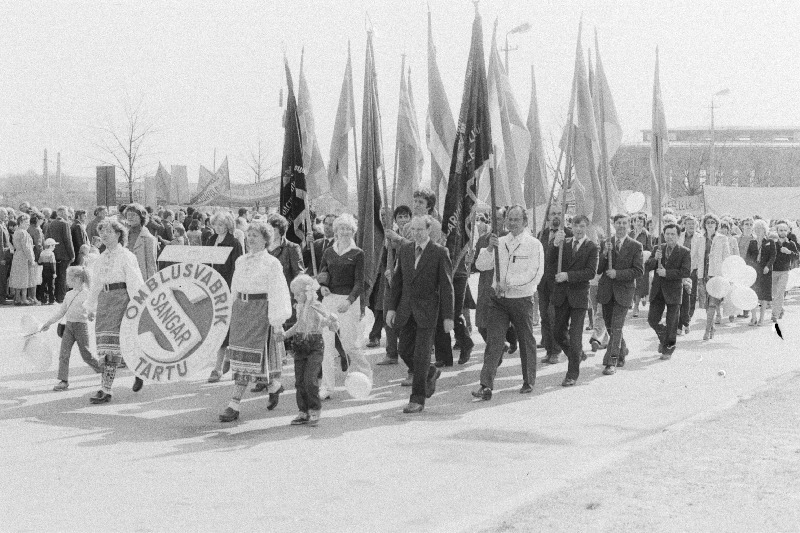 Õmblusvabriku "Sangar" töötajad maidemonstratsioonil.