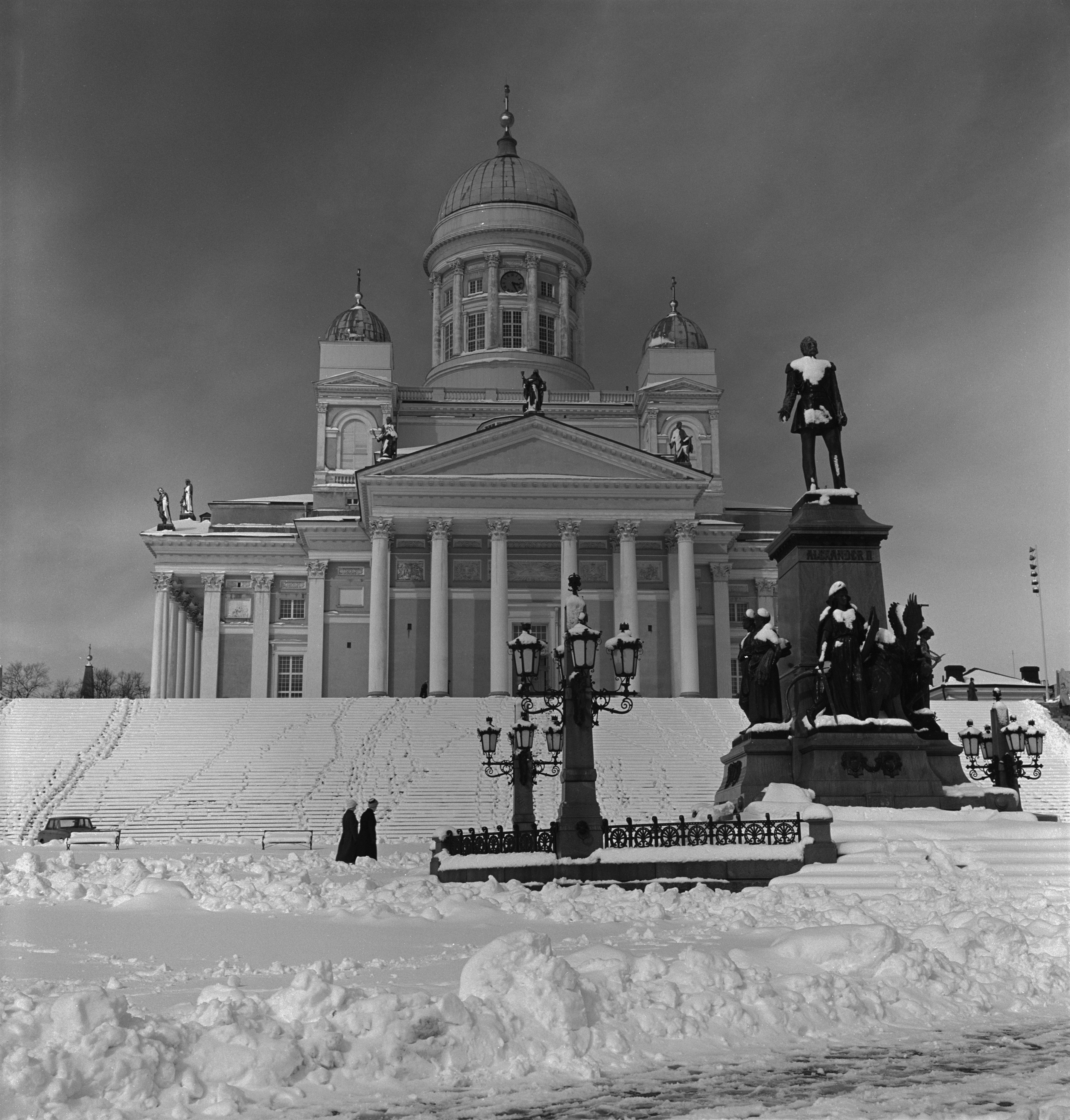 Senaatintori , Tuomiokirkko ja Aleksanteri II :n patsas huhtikuisen lumisateen jälkeen.
