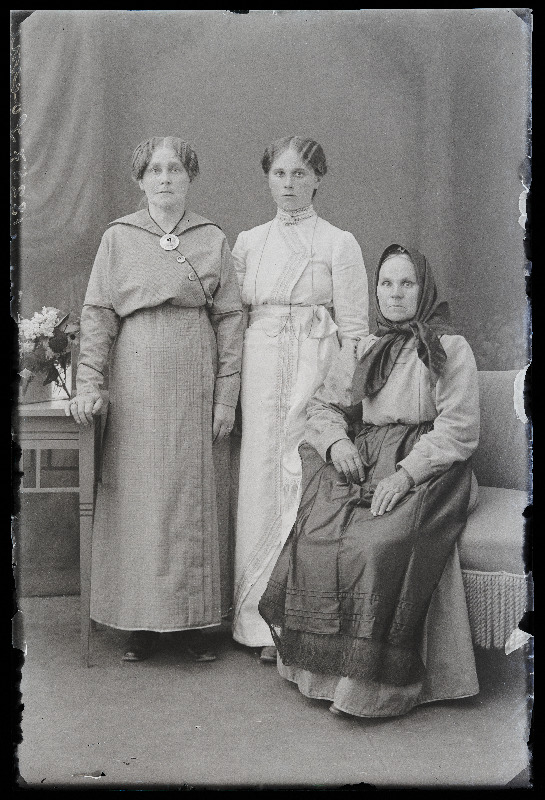 Grupp naisi, (foto tellija Soome).