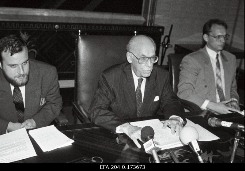 President Lennart Meri (keskel) pressikonverents pärast saabumist Hiina Rahvavabariigist. Vasakul välisminister Jüri Luik.