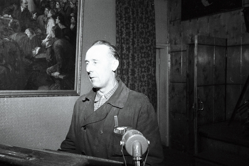 Protestimiitingul Tallinna Masinaehitustehases seoses Ameerika Ühendriikide relvastatud sissetungiga Kuubasse kõneleb mehaanikaosakonna meister Erich Raava.