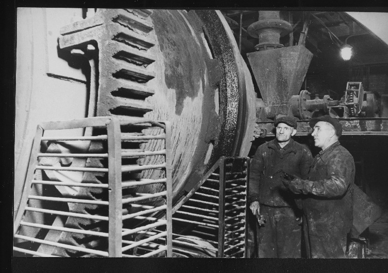 Kiviõli Kombinaadi katsetsehhi vanemaparaaditööline R. Sihver (vasakul) ja lukksepp N. Vilting jälgivad utmisreaktori tööd.