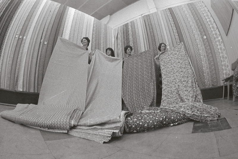 Puuvillakombinaadi "Kreenholmi Manufaktuur" viimistlusvabriku toodangut demonstreerivad kolorist Natalia Kuzmina (vasakult), kunstnik Nadežda Hlestkova, kontrolör Liilja Nikitina ja kunstnik Natalia Kapajeva.