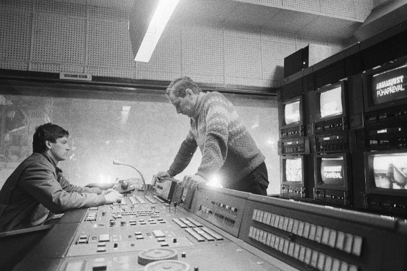 Eesti Televisiooni režissööri assistent Aarne Kraam ja režissöör Vello Suuroja saates "Argiasjust pühapäeval".