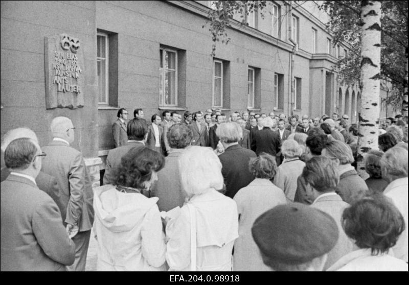 Memoriaaltahvli avamine hoonel Imanta tänavas, kus 1960.-1973.a. elas NSV Liidu rahvakunstnik Ants Lauter.