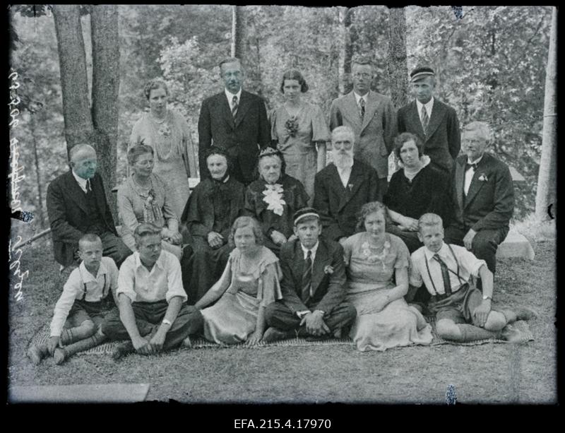 Kauaaegne Paistu kiriku köster ja kihelkonnakooliõpetaja August Samuel Tilzen ja Louise Bertha Tilzen (sünd Mauring) 50. pulma-aastapäeval koos sugulastega.