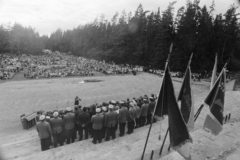 Meeskoorid esinevad Jõgeva rajooni laulu- ja tantsupeol Siimustis.