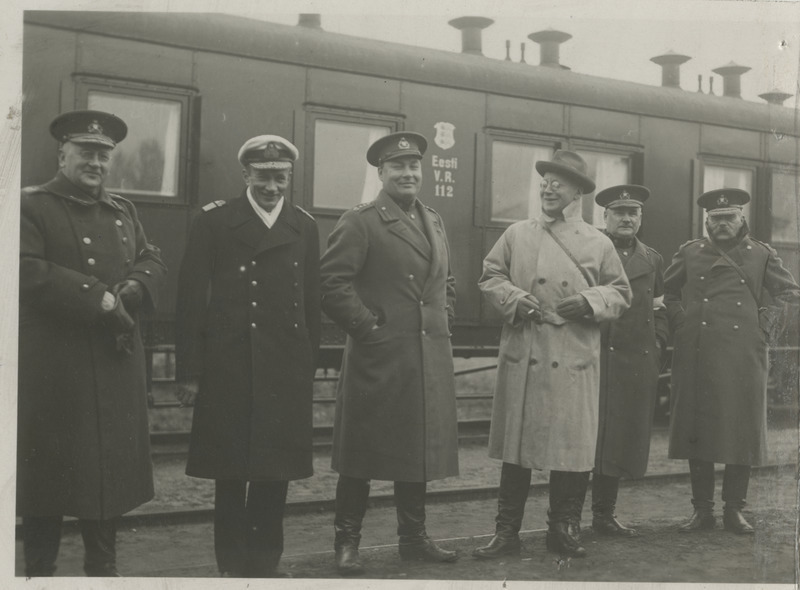 Eesti Kaitseväe suurõppus "Voldi manööver" 20.-22.09.1930, kõrgemad ohvitserid Tabivere raudteejaamas. Vasakult: sanitaarkindralmajor Arthur Lossmann, merejõudude juhataja kontradmiral Hermann Salza, korraldusvalitsuse ülem kolonel Rudolf Reimann, Riigikontrolli sõjaväeosakonna juhataja Martin Kelder, kindralmajor Otto Heinze ja kindralmajor Ernst Põdder