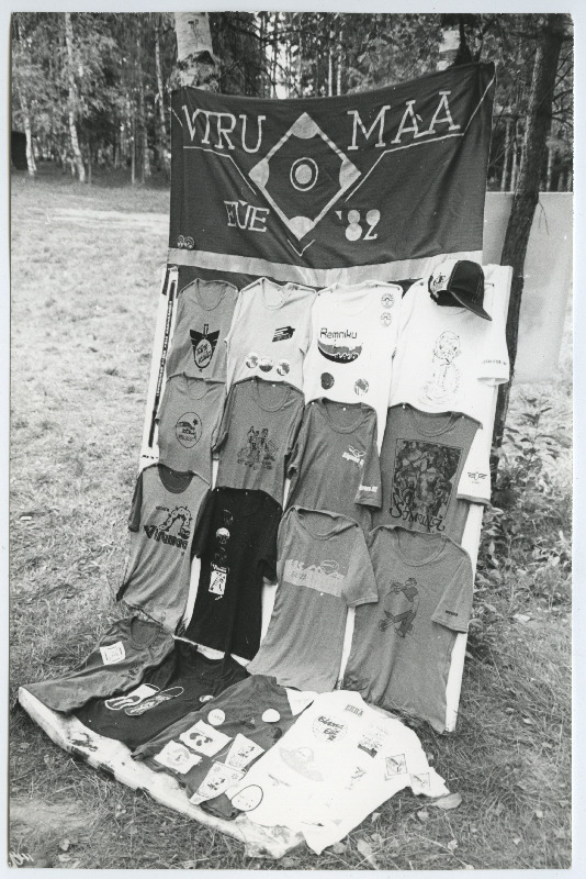 EÜE kokkutulekute, festivalide, spordivõistluste fotod erinevatest aastatest V. Atribuutika