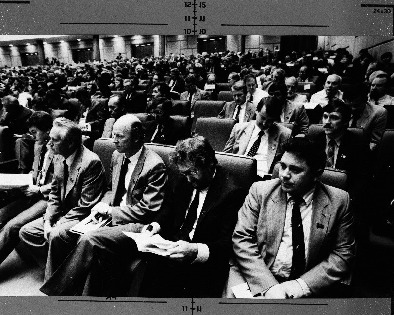 NSV Liidu Rahvasaadikute Kongressi esimene istungjärk. I reas paremalt 1. Arder Väli; II reas paremalt 2.Siim Kallas, 4. Vaino Väljas.