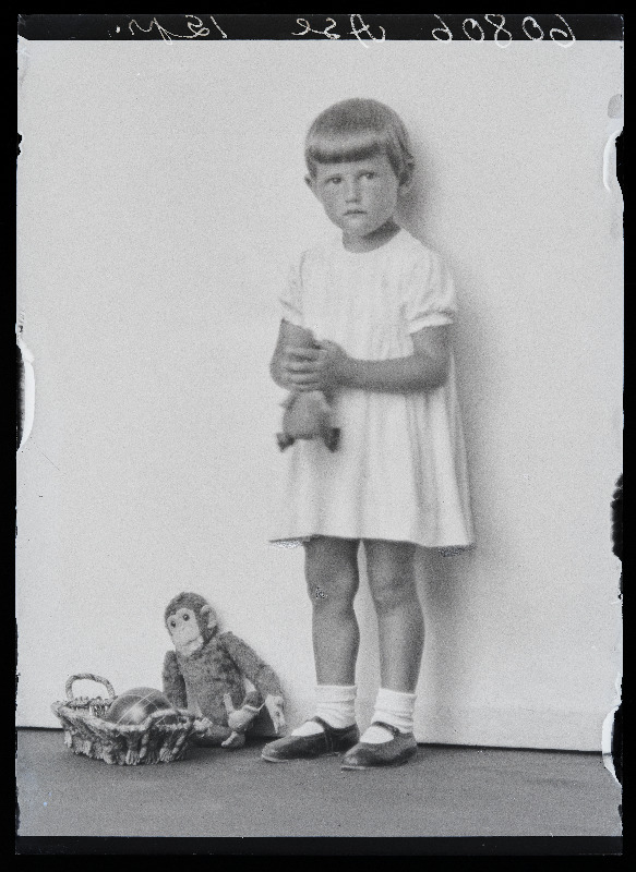 Ase tütar mänguasjadega.