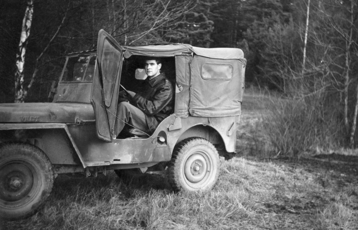 Korpral Danielsson P 3 sitter i en Willys jeep. - Löjtnanten och fotografen
Sven Olof Ericsson (SO) var verksam vid Södermanlands Pansarregemente P 3 från den 1 oktober 1946 då han ryckte in som volontär. Han slutade med pension som löjtnant vid Södermanlands regemente och Försvarsområde P 10/Fo 43 den 1 april 1989.

SRBA -- Södermanlands Regementes Bildarkiv, Arsenalen.