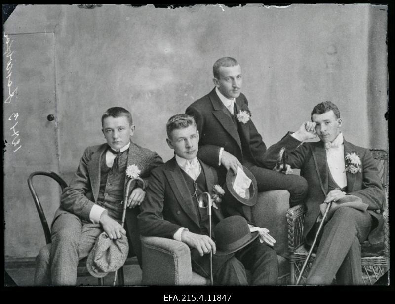 Grupp noormehi, (foto tellija Jakobson).