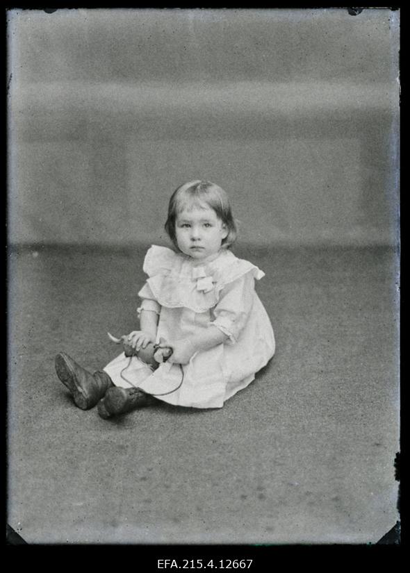 Lahmanni [Laamann] tütar mängukoeraga.