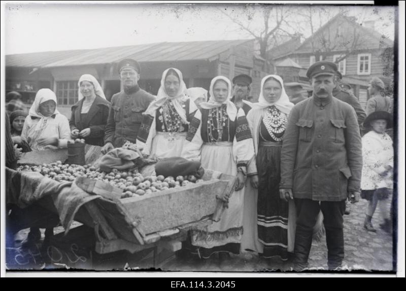 Vabadussõda. Petseri turul. Vasakult teine 2.Diviisi Petseri haavatute evakuatsioonipunkti tundmatu halastajaõde, kolmas 2.Diviisi sidumissalga nooremarst Arthur Amon, paremal [sidumissalga majandusülem Theodor Brafman?].