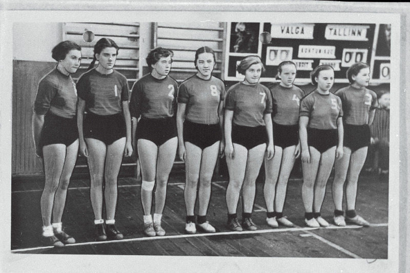 Valga võrkpallinaiskond (vasakult): E. Laimets, E. Kukk, H. Kõiv, E. Nurmetalu, A. Puudersell, E. Koppel, L. Sikk ja E. Gross.