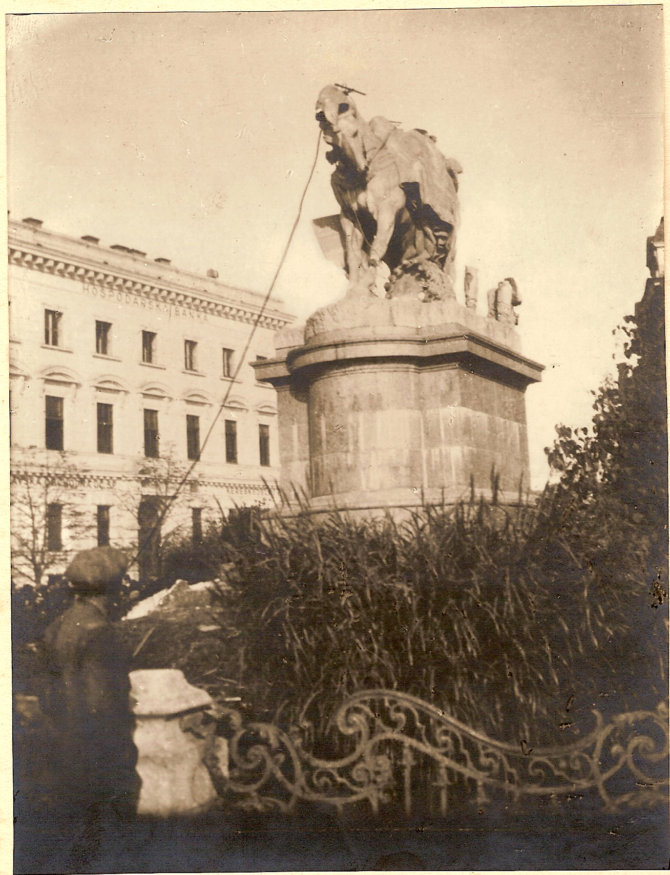 Zerstörung des Maria Theresia-Denkmals im Oktober 1921 - lang