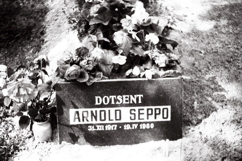 Kirurgi ja leiduri Arnold Seppo hauakivi Metsakalmistul.