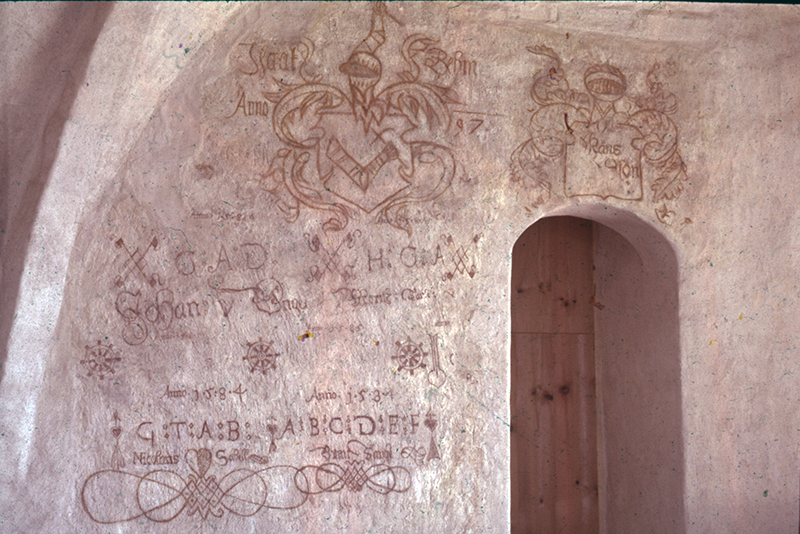 Turun linna, kirjurin tupa, nimikirjoituksia seinässä; sisäkuva