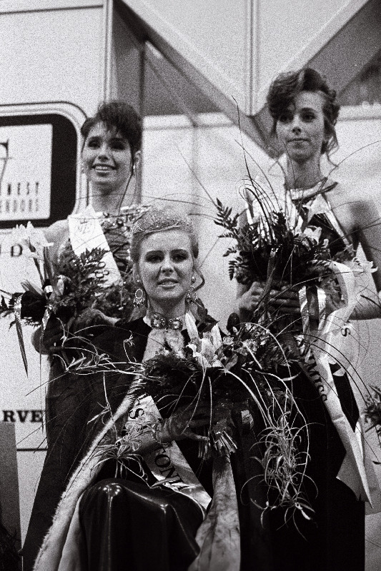 "Miss Estonia'93" valimisel. Vasakult: II kaunitar Teini vaher, miss Lilia Üksvärav, I kaunitar Kersti Tänavsuu.