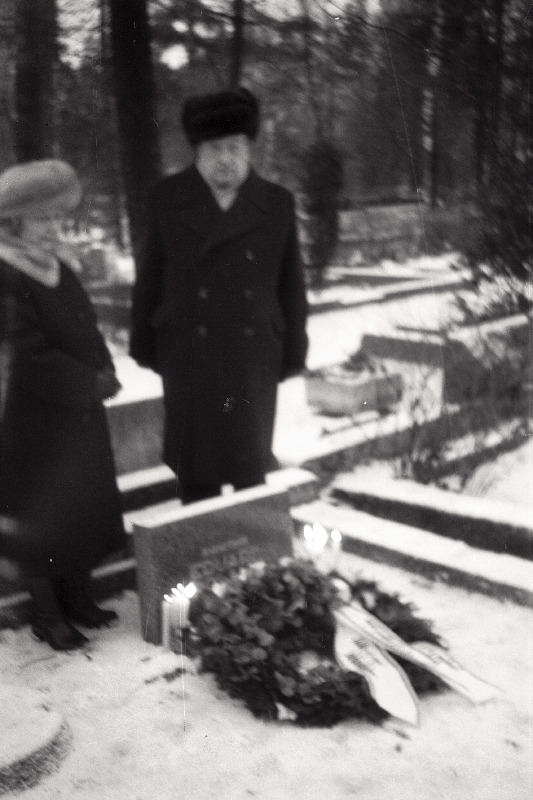 Sugulased (paremal poeg) teatri- ja maalikunstnik Eduard Polandi 100. sünniaastapäeval Rahumäe kalmistul.