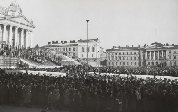 Lakkolaisia yleislakon aikaan Senaatintorilla.