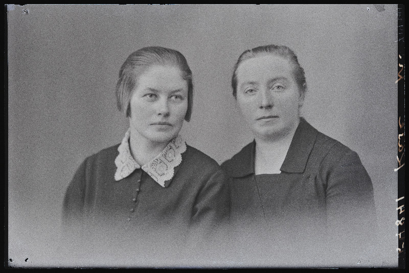 Kaks naist, (foto tellija Kask).