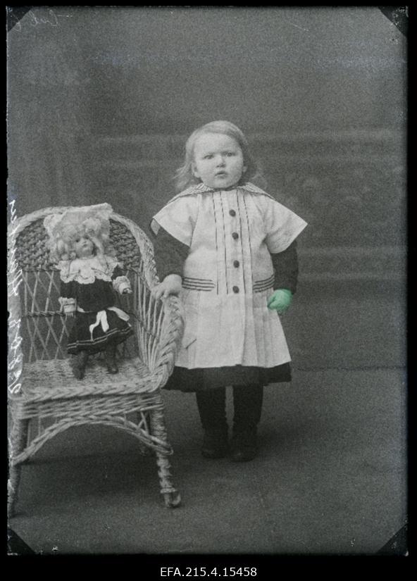 Hanseni tütar nukuga.