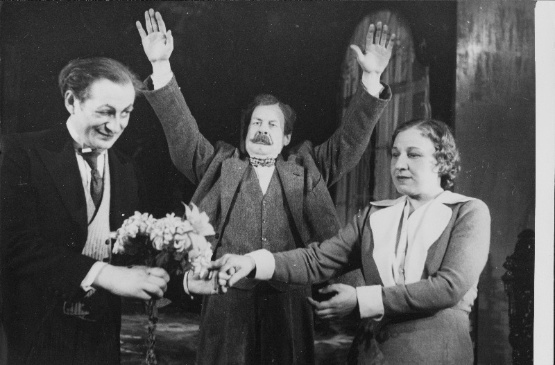 Stseen Ed. Vilde näidendist Pisuhänd. Vasakult: Piibeleht - Valdeko Ratassepp, Vestmann - Juhan Jürgo, Laura - Lo Tui.