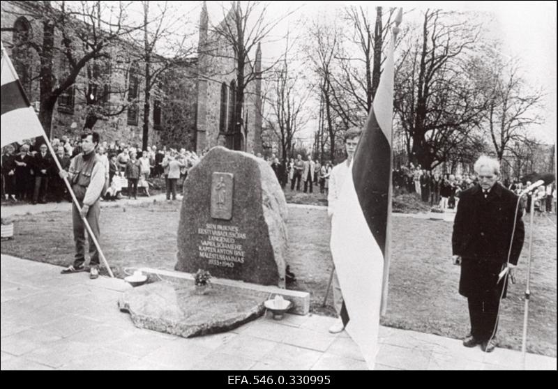 Eesti Vabadussõjas langenud kapten Anton Irve mälestussamba (1933–1940) asukohta tähistava mälestuskivi avamine. Paremal Vabadussõja veteran Theodor Andresson.