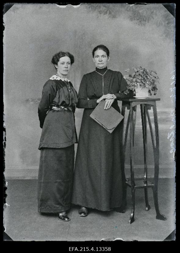 Kaks naist, (foto tellija Balitzar [Palitsar]).