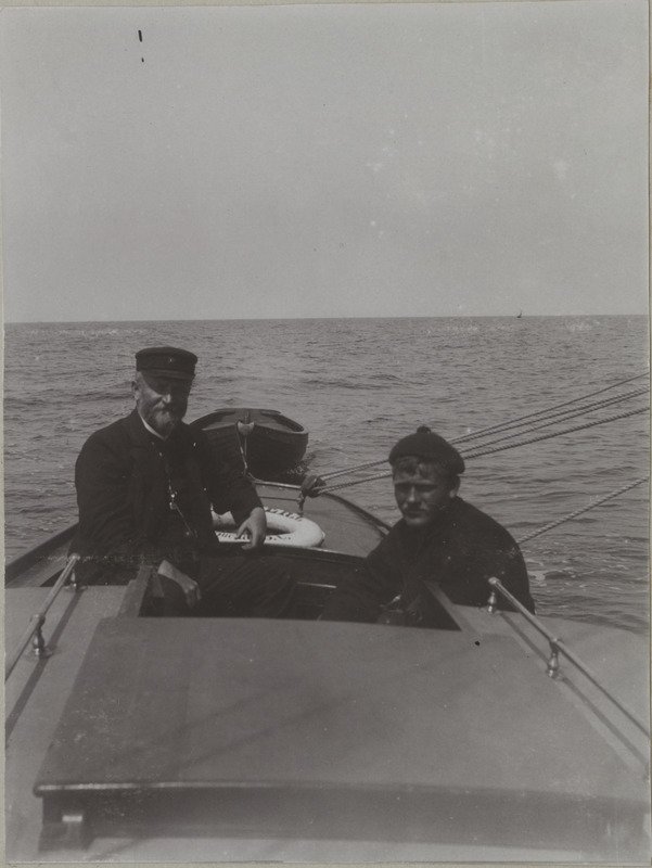 Esiplaanil purjeka "Nordstern" kaks meeskonnaliiget