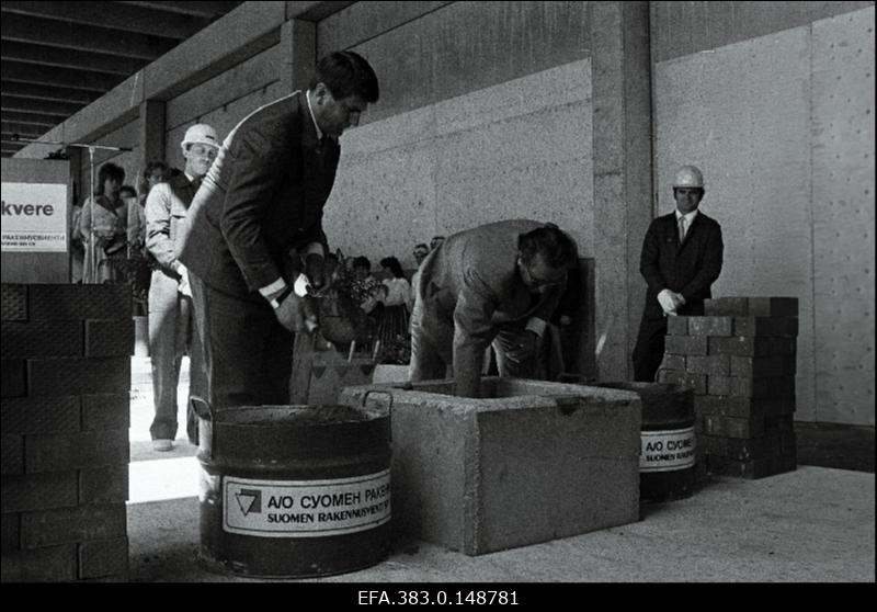 Soomlaste poolt ehitatavale Rakvere Lihakombinaadi hoonele panevad nurgakivi Rakvere rajooninõukogu täitevkomitee esimees Lembit Kaljuvee (paremal) ja Olev Rohumägi.