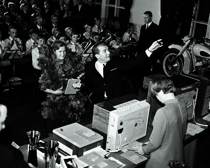 Põllumajandustöötajate päeval Saku näidissovhoosis toimunud 4. vabariikliku künnivõistluse võitja autasustamine.