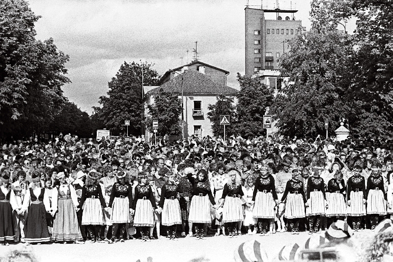Saaremaa II kultuuripäevad; esireas Muhu rahvariietes on Annika Iini juhendatud neidude rühm (Kuressaare pioneeride majast).
