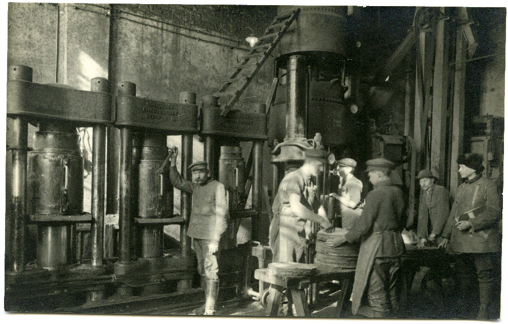 Abja Värnitsa- ja Linatööstuse Ühisuse töölised töötamas.