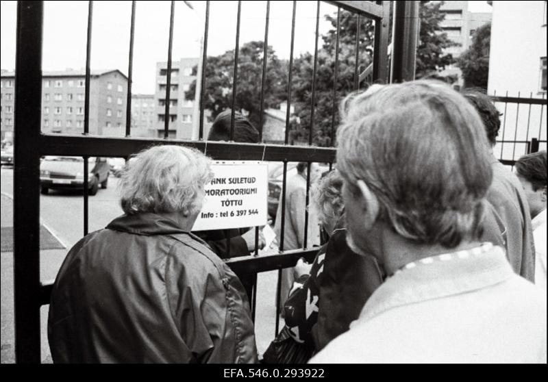 Sotsiaalpanga kliendid Sotsiaalpanga juures peale moratooriumi väljakuulutamist.