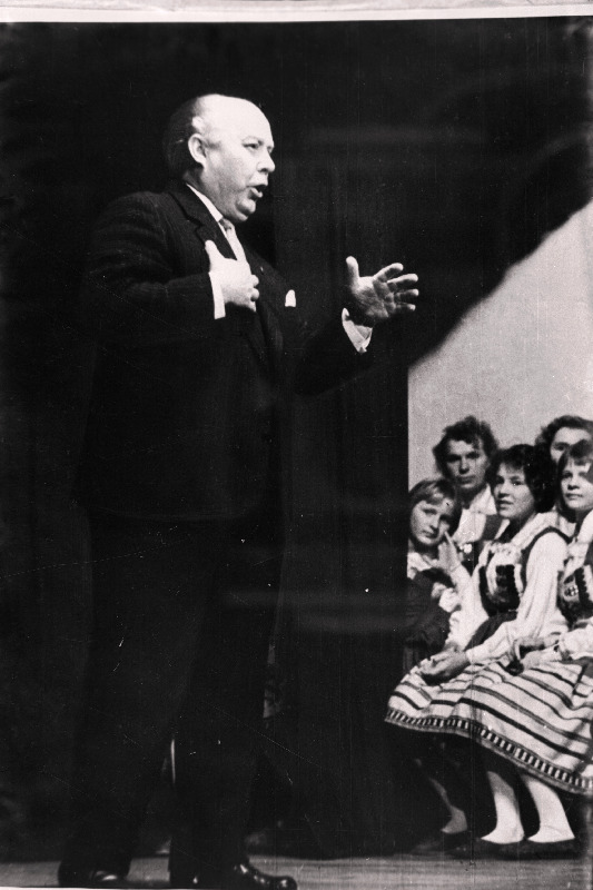 Eesti NSV teeneline kunstnik Artur Rinne esinemas Saaremaal Kingissepa linna Kultuurimajas ajalehe "Kodumaa" lugejate kohtumisõhtul.