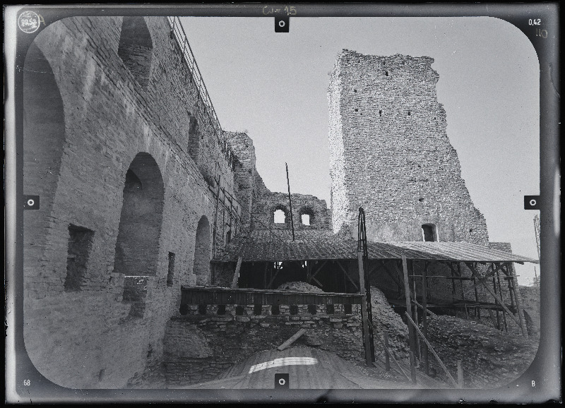 Rakvere, Rakvere linnusevaremed. Rakvere linnuse varemed vallikraaviga. Rakvere linnuse stereofotogramm-meetriline mõõdistamine.