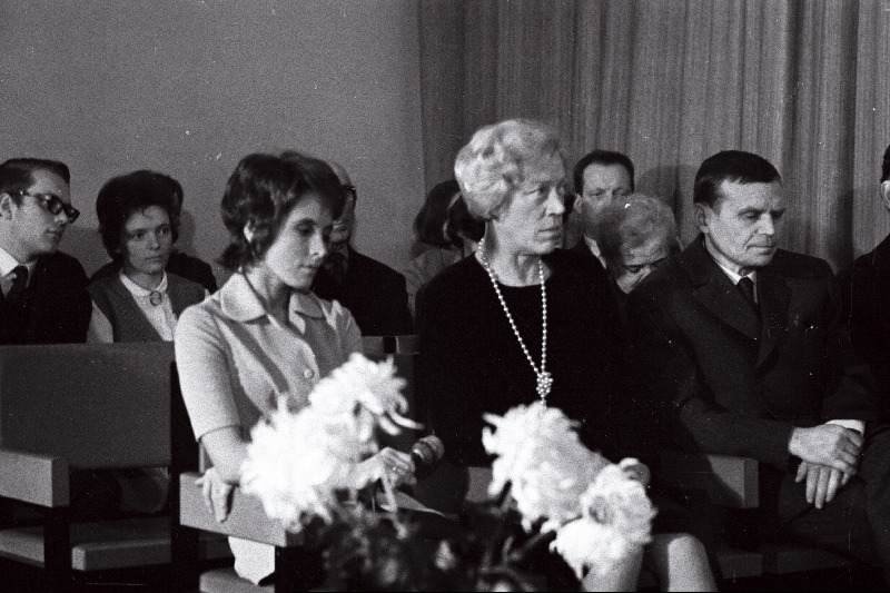 Kirjanik Aira Kaalu (vasakult 2.) 60. a juubeli pidulik tähistamine.