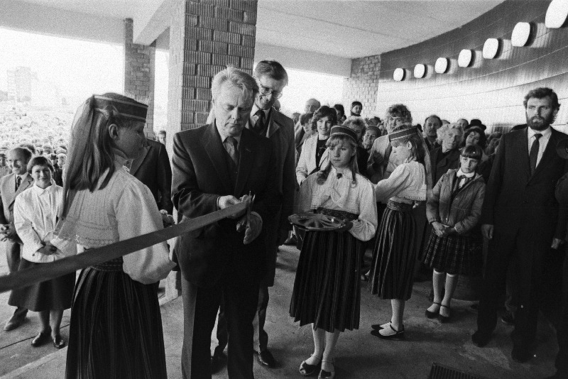 Tabasalu Keskkooli avamisel lõikab lindi läbi EKP Harju Rajoonikomitee esimene sekretär Sulev Kont.
