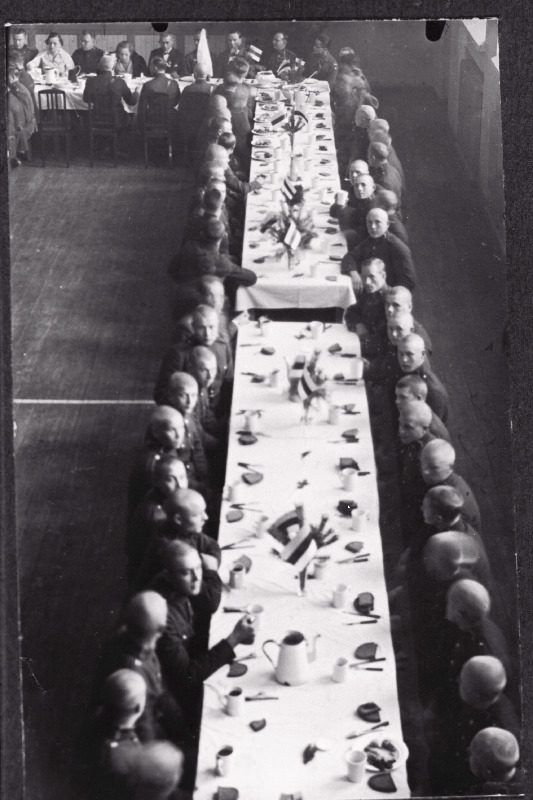 Eesti Vabariigi Scoutspataljoni 15. aastapäeva tähistamise pidulik lõunasöök võimlas.