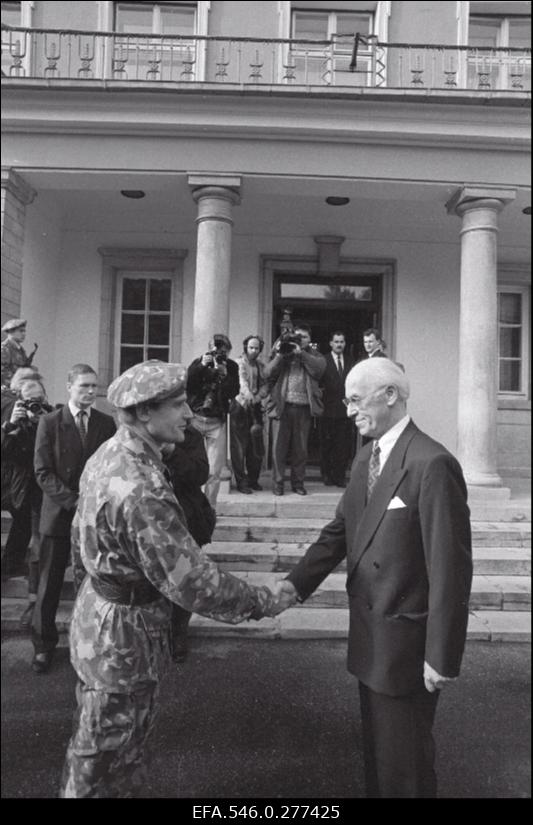 President Lennart Mere ametisse astumise tseremoonia presidendi lossi ees.