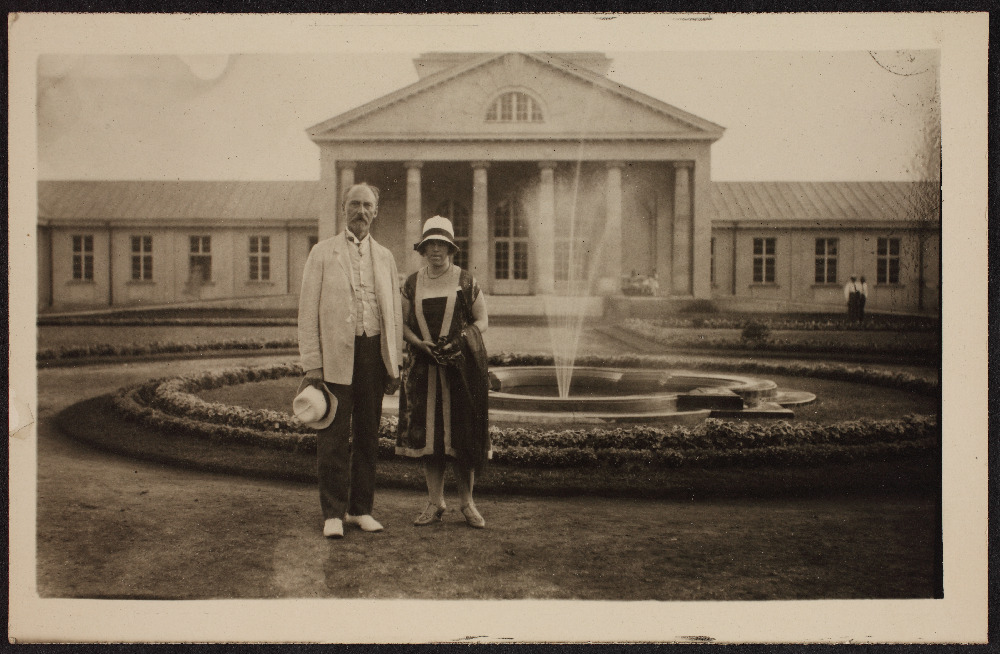 Jaan ja Hilda Tõnisson hoone ees.