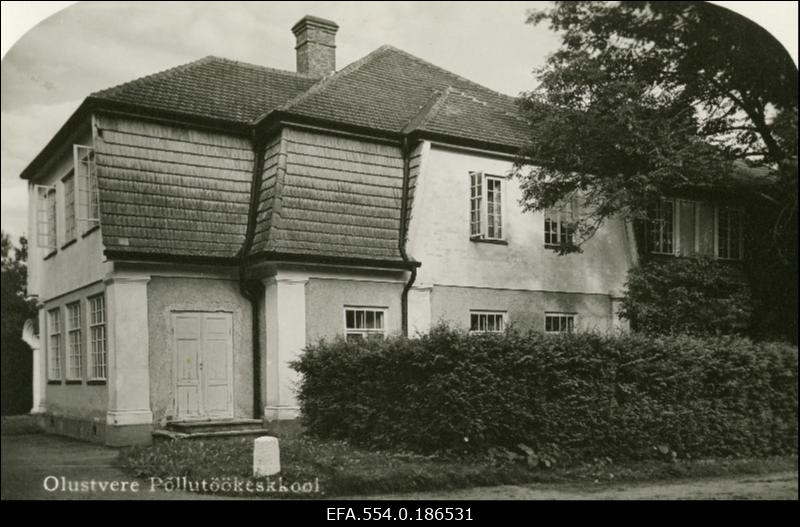 Eesti Aleksandri Põllutöökeskkool endises Olustvere mõisa härrastemajas.
