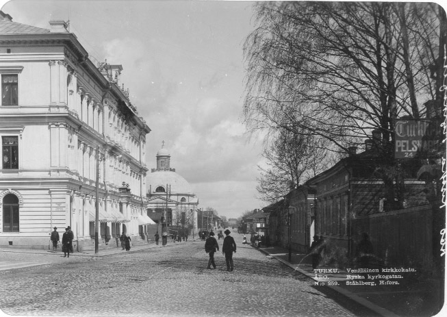 Ryska kyrkogatan (nuvarande Universitetsgatan) i Åbo med ortodoxa kyrkan. Bild nr 259.