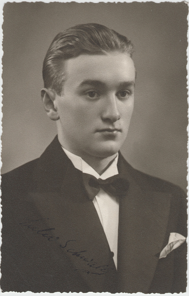 Signeeritud portree Sulev Schwallist.